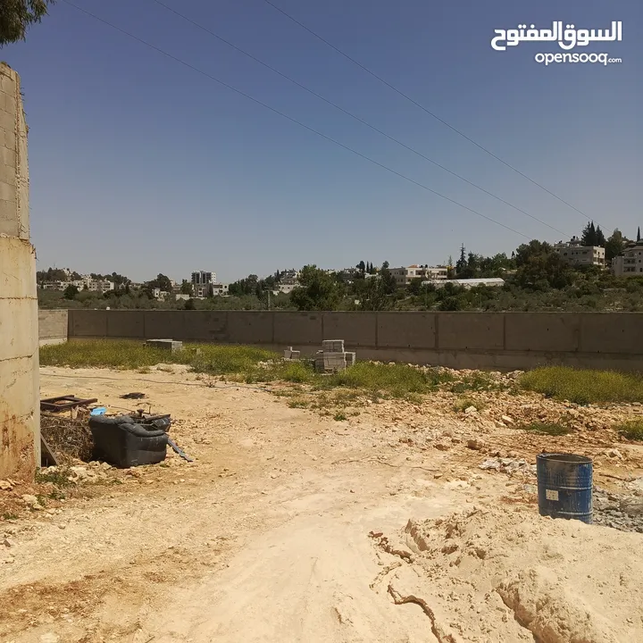للبيع في عابود شاليه مساحة واسعة