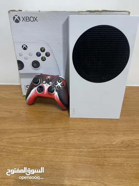 Xbox series s مع شاشة وماوس وكيبورد بحالة ممتازة جدا