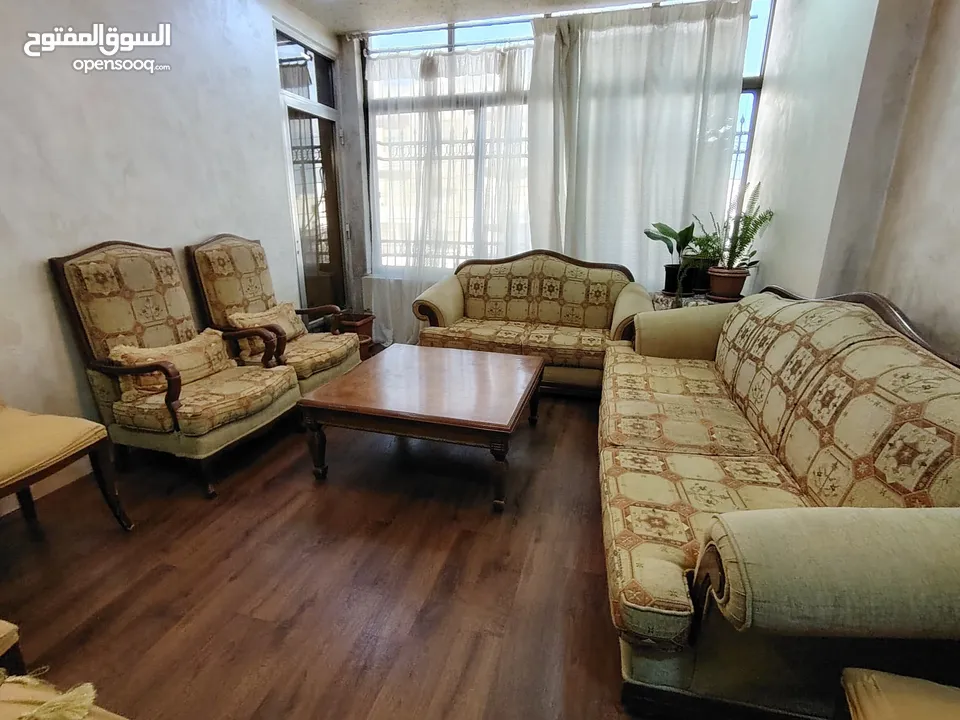 غرف ضيوف مستعملة للبيع في البيادر (زان كامل) كنبة ثلاثية كنبة ثنائية مفردتين وطاولة مربعة