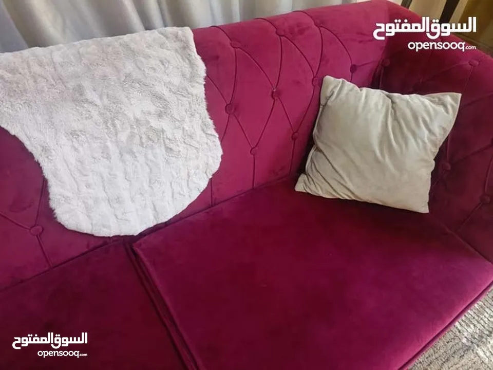طقم كنب شبه جديد استعمال بسيط +طقم طاولات مجانا مع الكنب