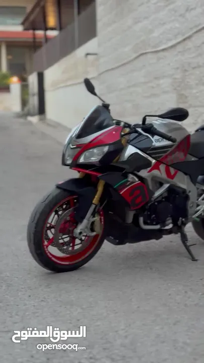 Aprilia tuono v41100cc rr  دراجه مميزه جدا تصنيف ستريت  قويه جدا 1100 سيسي  مرخصه ممشى قليل جدا جدا