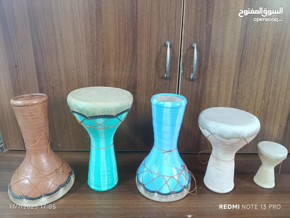 مجموعة متنوعة من الالات الموسيقية من الجلد الطبيعي وشغل يدوي 100%