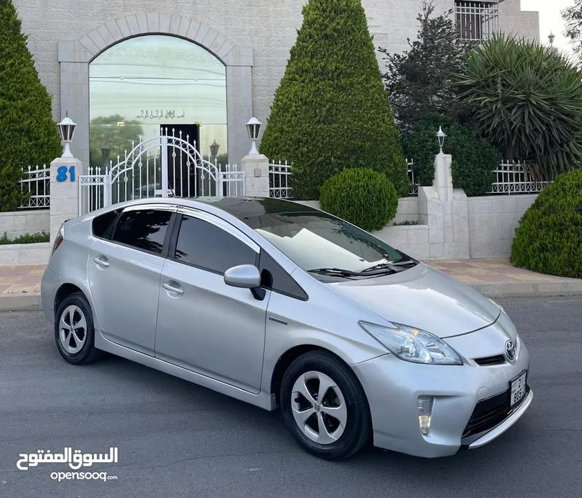 تويوتا بريوس منفوضه بالكامل مع جنط كوشوك وكاله غرفه وكاله جلد بطاريه فحص كهرباء فحص بسعر مغري جدا