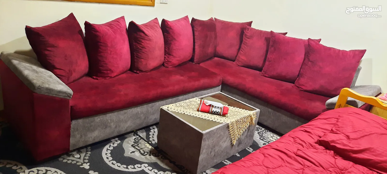 للبيع بداعي السفر طقم كورنر مستعمل بحالة الجديد  خشب تنجيد فخم خمري وسلفر مع  طاولة وسط تصميم راقي