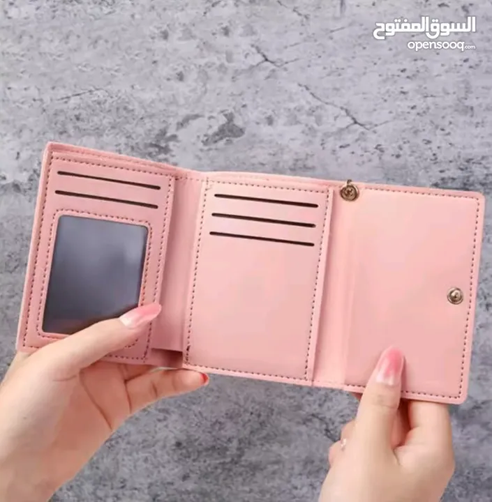 دزدان بناتي وردي ناعم برسمة قطة كيوت، عملي وخفيف، مثالي لحمل النقود والكروت الصغيرة.