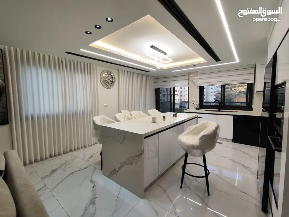 شقة مفروشة جديدة لم تُسكن بعد – سوبر دلوكس الطيرة – خلف مدارس المستقبل