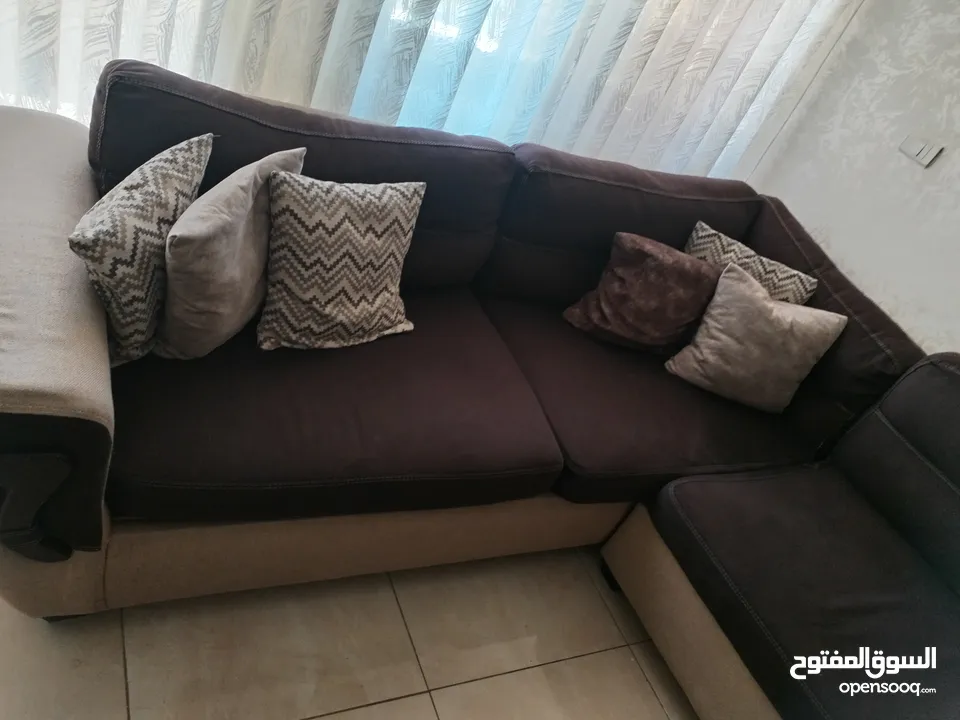 طقم كنب كورنر بحالة ممتازة استعمال  خفيف قماش ثقيل  تفصيل سفنج عالي خشب تقيل