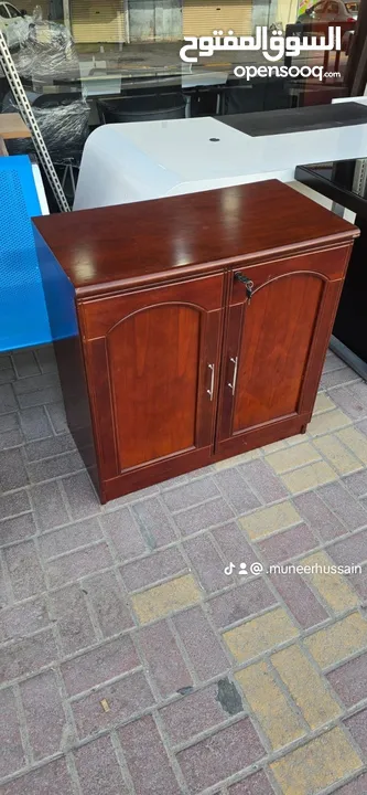 تصفيه على جميع الأثاث المكتبي