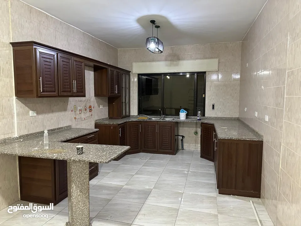 شقة طابقية طابق اول 3 غرف نوم 3 صالات 3 حمامات نظيفة جداً البناء 5 سنوات  الحي الشرقي قرب حديقة تونس