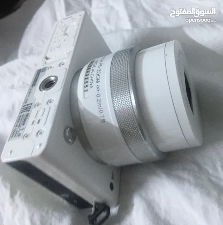 كامرة نيكون 1 بيضاء مستخدمة 5بالمية تقريبا بس كم صورة ماخذه بيها اخت الجديدة  من اوربا مو من العراق