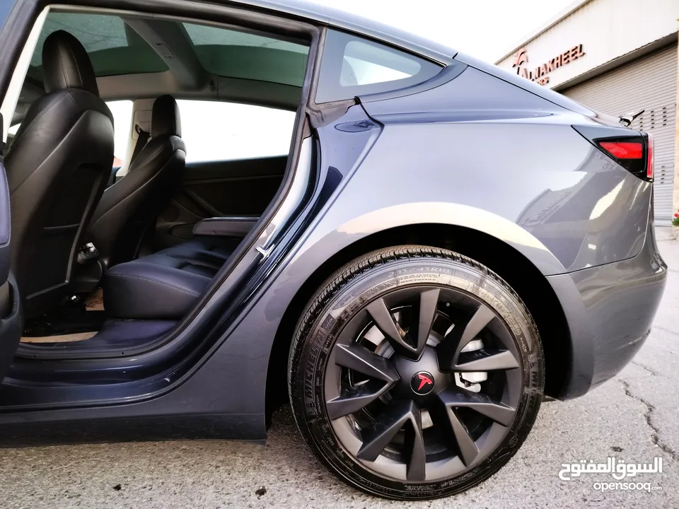 تيسلا 2023 MODEL 3 فحص كامل 4 جـيـد ممشى قليل 20 الف بحالة الوكالة لون فيراني مميز بسعر محرووق ولقطة