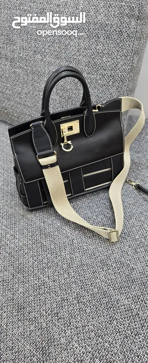 شنطة جلد طبيعي ( salvatore ferragamo calfskin thestudiocagebagsella) صناعة ايطالية