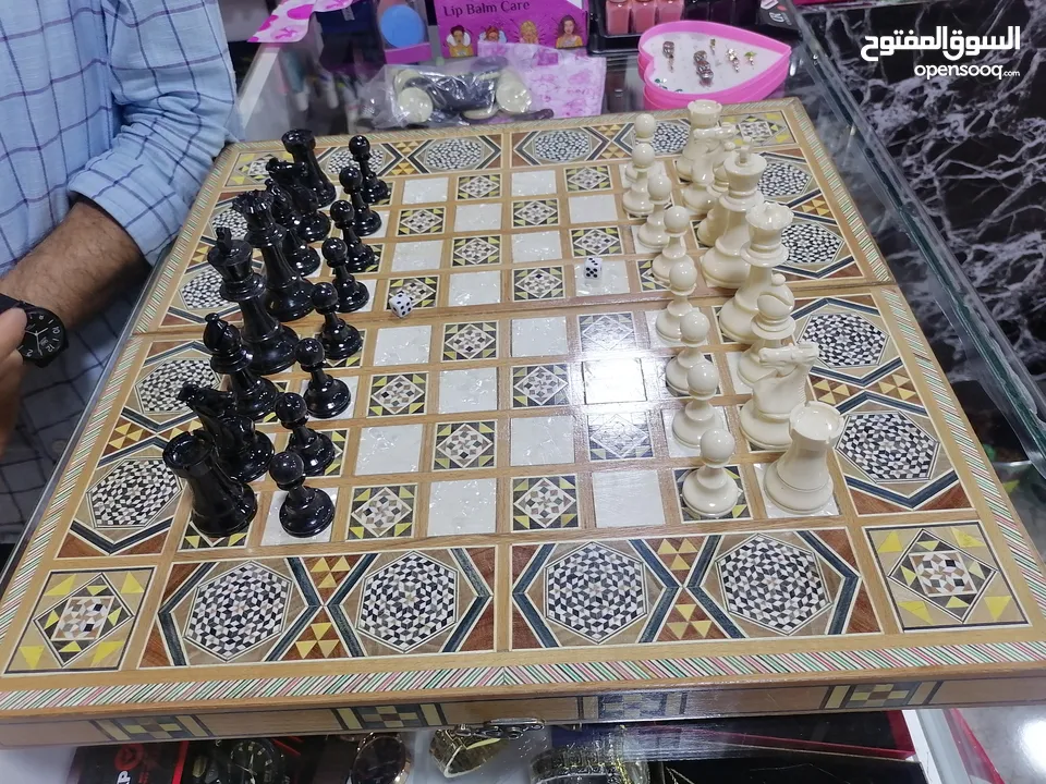 طاولة زهر مع شطرنج موزاييك صناعة سورية مع احجار زهر واحجار الشطرنج حجم كبير