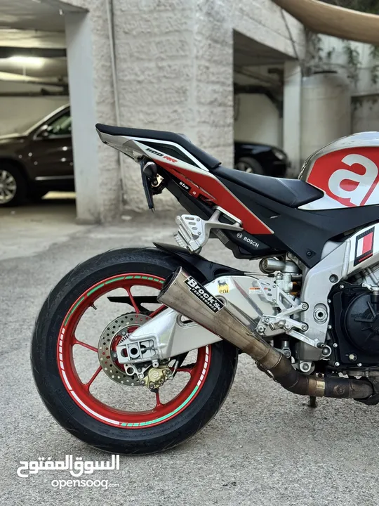 Aprilia tuono v41100cc rr  دراجه مميزه جدا تصنيف ستريت  قويه جدا 1100 سيسي  مرخصه ممشى قليل جدا جدا