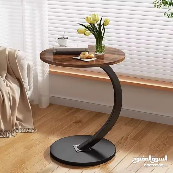 طاولة جانبية مستديرة على شكل حرف C، الحل المثالي لكل مكان! رح تغنيكي عن السكملي التقليدية.