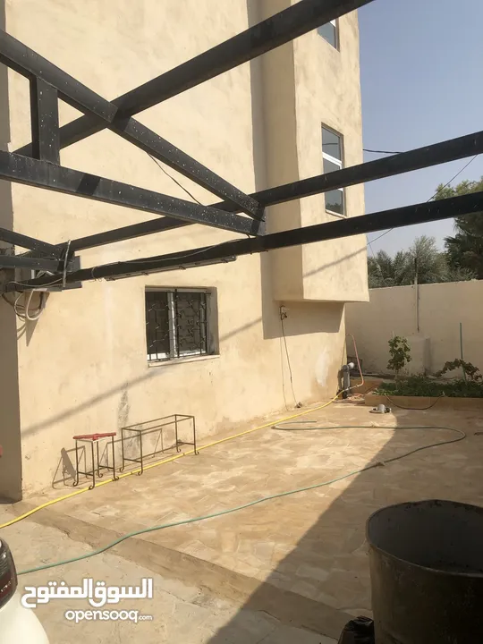 شاليه مساحة 800م منطقة الروضة قابل للبدل