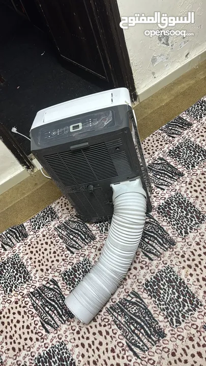 مكيف هواء بارد متنقل موفر للطاقه بحالة الوكاله قابل للتفاوض بالسعر والله يبارك لصاحب النصيب