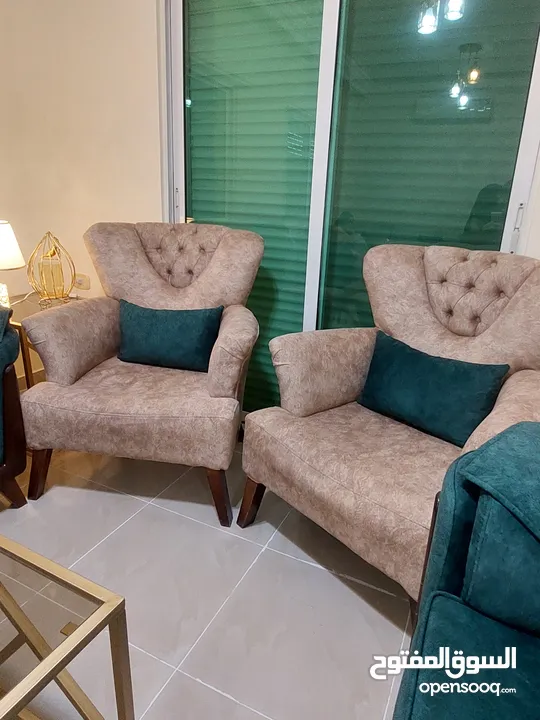 طقم كنب مستعمل بحاله جيده جدا للبيع  مع طقم طاولات ثلاث قطع
