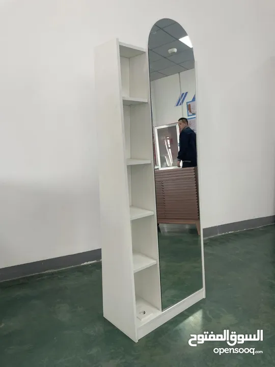 مرآة بطول كامل لطلّتك اليومية  تحتوي على 4 رفوف جانبية مخفية خلف دفة المرايا – لتنظيم مستلزماتكم