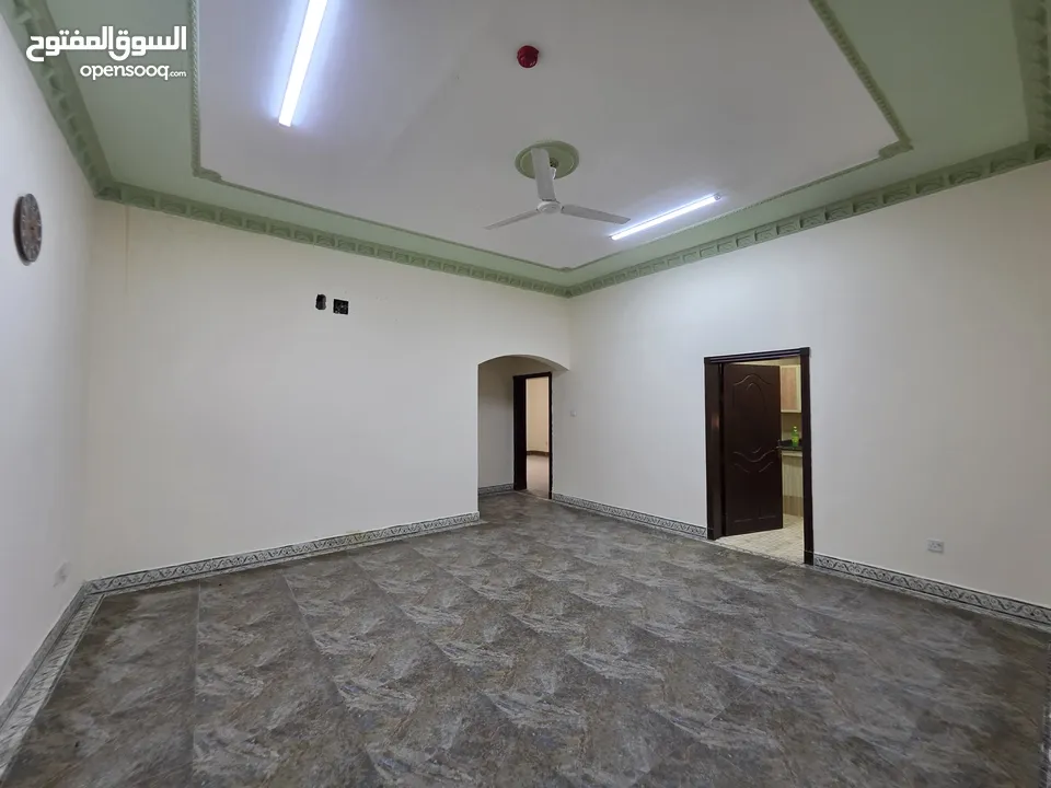شقة كبيرة في البسيتين  Large apartment in Busaiteen