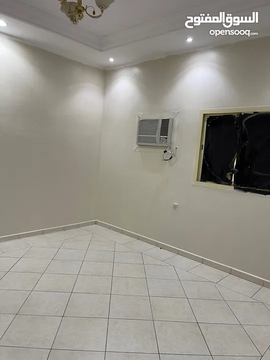 السلام عليكم الان شقة للايجار السنوي  في حي اشبيلية  تتكون  غرفتين نوم  صالة  مطبخ منفصل  حمام ?