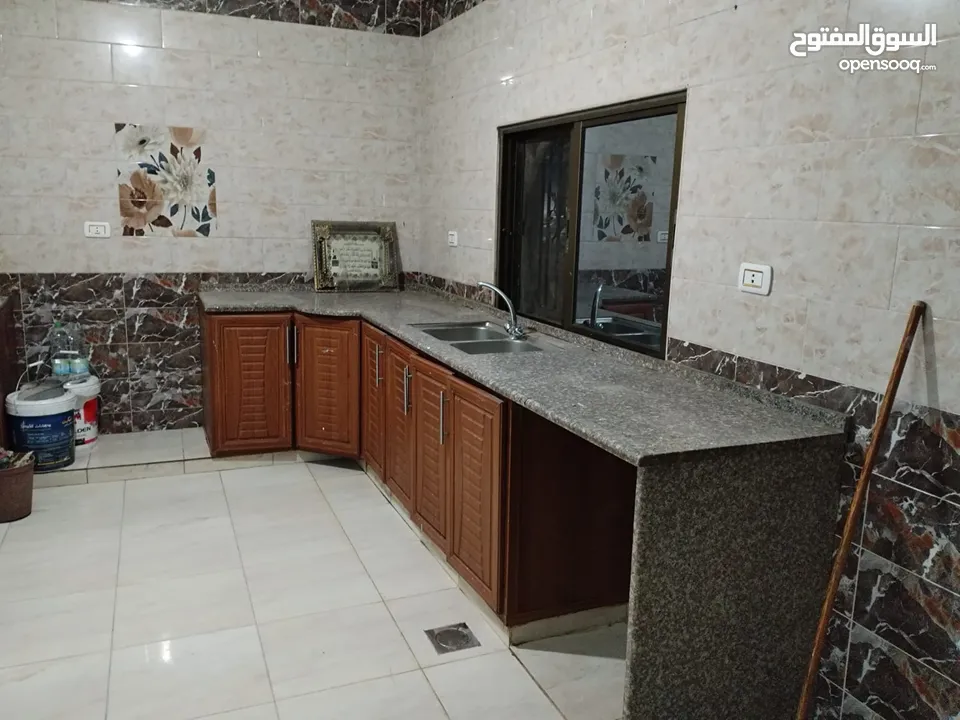 شقة للايجار 3 غرف، الموقع مقابل مدرسة الرشيد