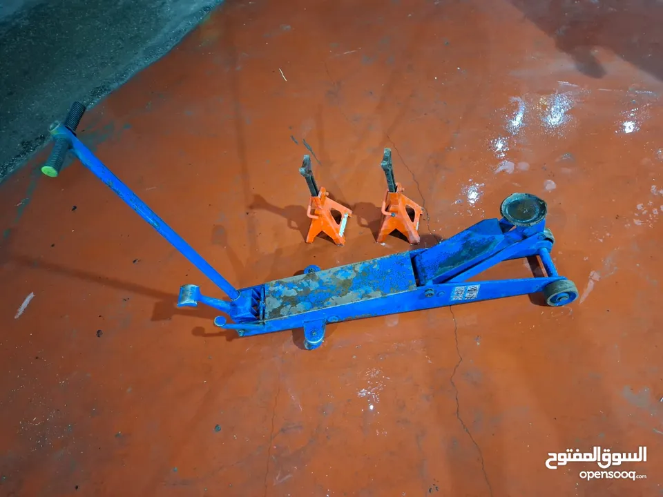 جك لرفع السيارات