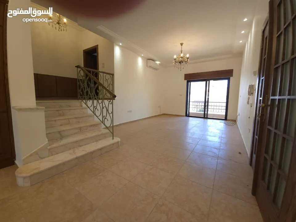 شقة غير مفروشة ( جزء من فيلا ) للإيجار ( Property 38640 ) سنوي فقط