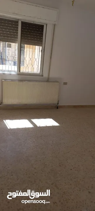 شقة طابق شبه ارضي للبيع بداعي السفر