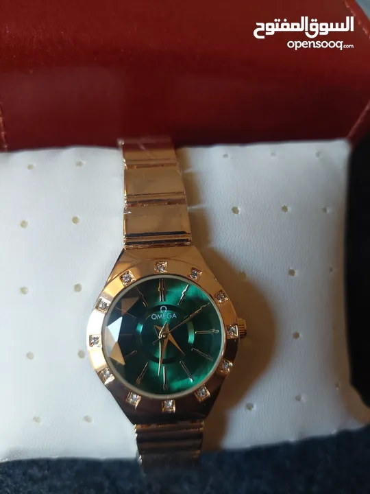 ساعة أوميغا فخمة بإطلالة ذهبية أنيقة