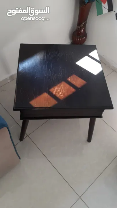 غرفة ضيوف مع 3 طاولات طقم كامل