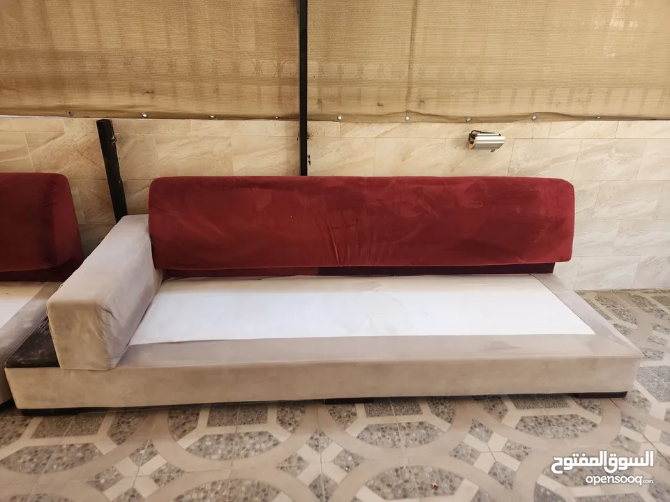 طقم كنب جلوس نوع زاوية  يكون من قطعتين بلونين خمري وبيج