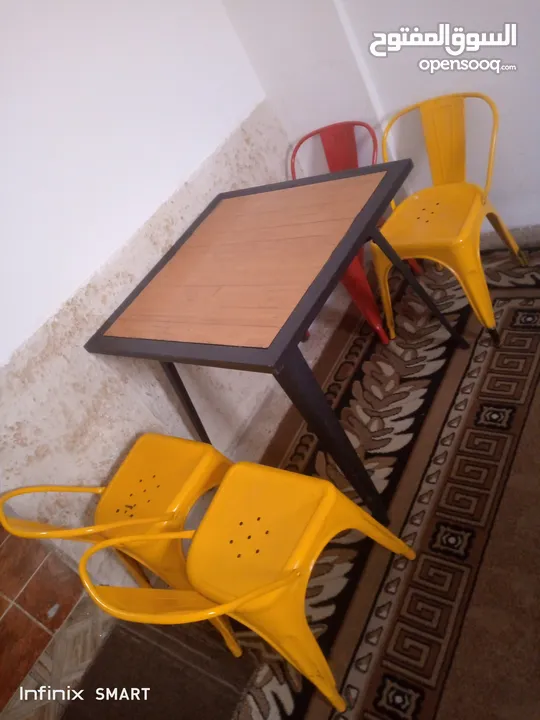 طاوله ممتازه حديد مع 4كراسي حديد بحاله ممتازه للبيع الحاله ممتازه ممتازه ممتازه ممتازه متتازه