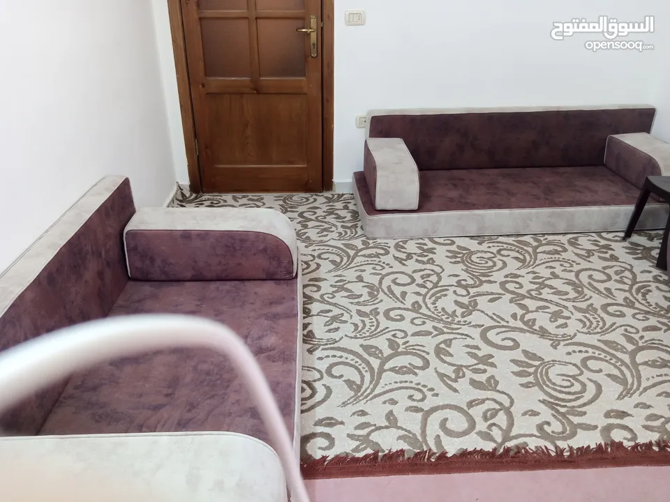 جلسة عربية تفصيل مع سجادة قص بحالة ممتازة للبيع