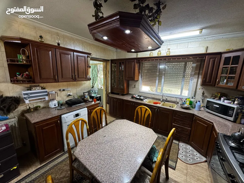 مطبخ خشب بلوط صولد بحاله جديده مساحة المطبخ 4×5 لون بني