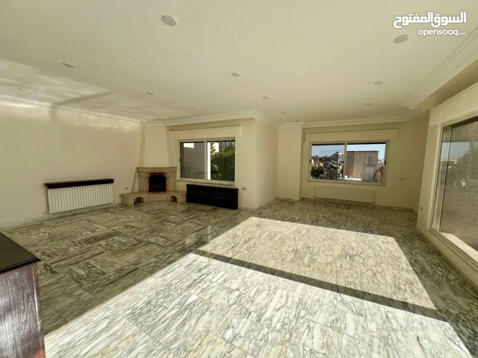 شقه طابق اول من فيلا فارغه للإيجار في دابوق - ref : 14625