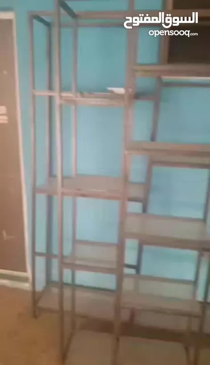 ستاندات حديد شبه جديد قابل للتفاوض