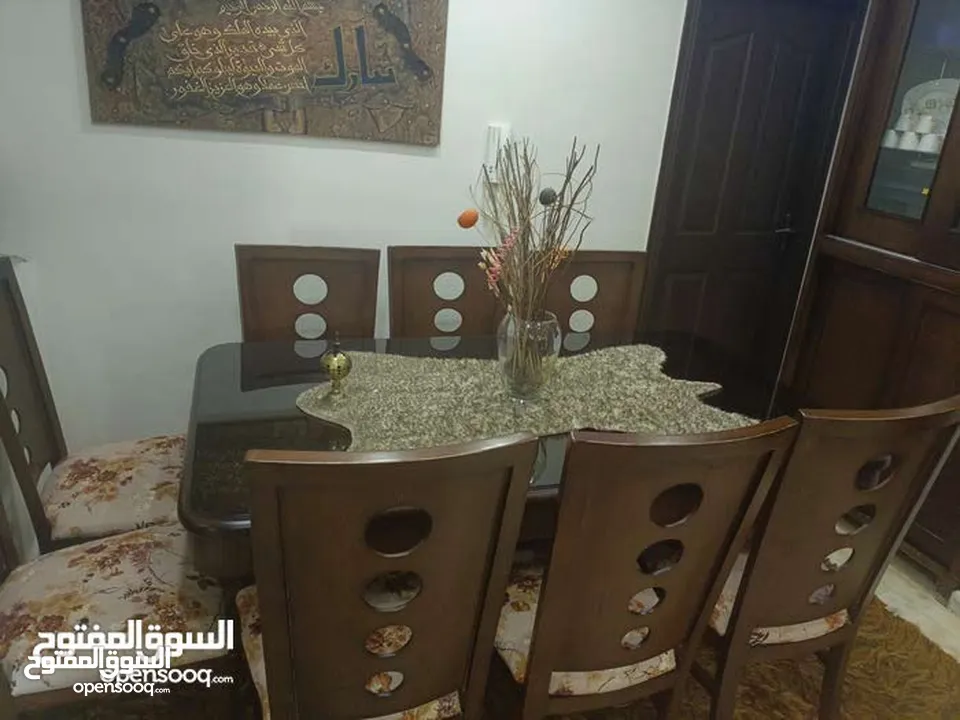 طقم كنب مع طرييزات وطاولة سفرة وانتريه