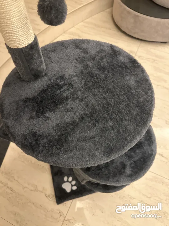 بيت للقطط بلون الكحلي جميل جدا يتكون من اربع اشياء