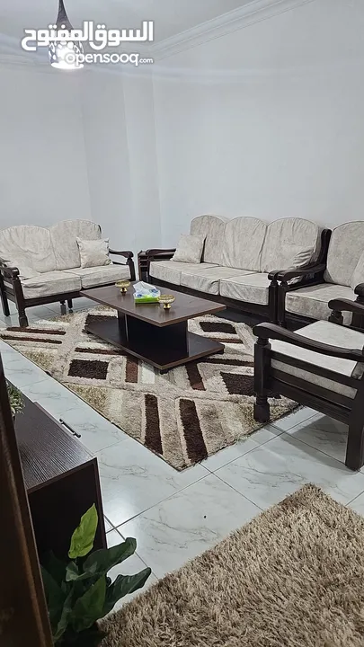 شقه مفروشه ديلوكس كاملة الخدمات للايجار الشهري او السنوي في عمارة سكنيه مخدومة يوجد حارس للعمارة