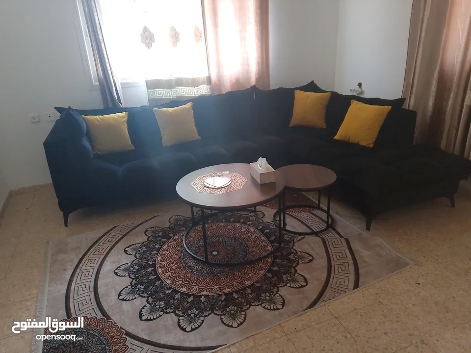 صالون حالة ممتازة مع طاولتين