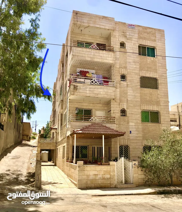 شقة للبيع في موقع مميز في الزرقاء الجديده - محاطه بفلل من جهتين