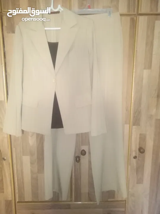 فستان اسود واحمر طويل مع جاكيت قصير احمر بأكمام طويلة جديد غير مستعمل ماركة H&M مقاس L بلبس 40 و42