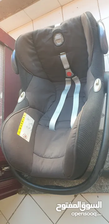 مقعد سيارة للأطفال