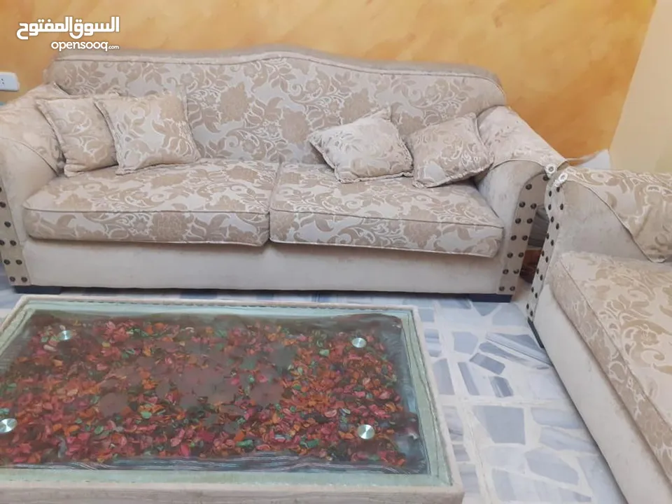 طقم كنب من 7 مقاعد وبفتين وطاوله وسط