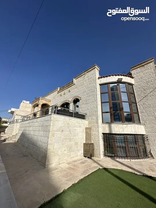 فيلا للإيجار/ للبيع بإطلالة جميلة جدا Villa for rent/sale with beautiful views and amenities!