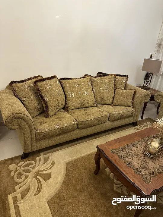طقم كنب 7 مقاعد بحالة ممتازة مع طاولة وسط و جانبيتين خشب و 3 ثريات