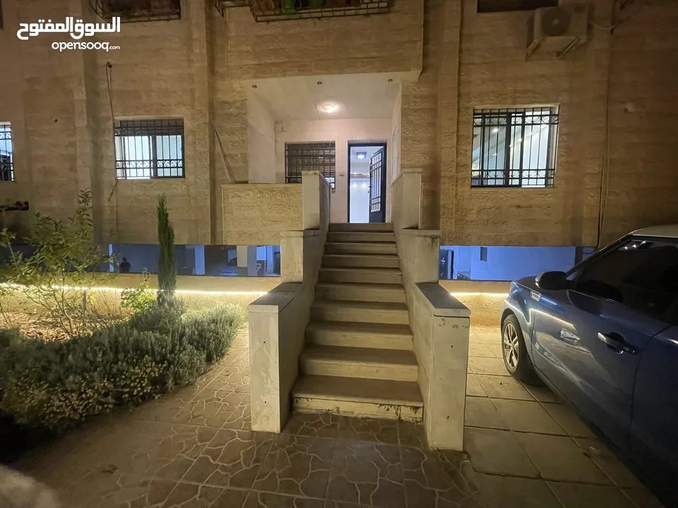 شقه بمدخل مستقل فاخره ومميزه  طابق ارضي مجمع عمان جديد