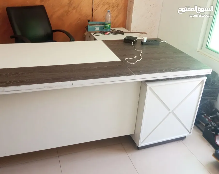 أثاث مكتب تجاري مستخدم للبيع بسعر مغري