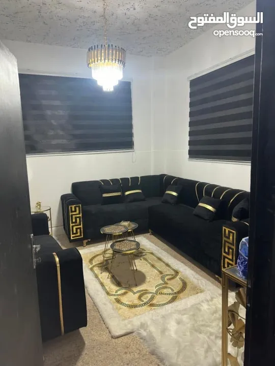 بيت طابقين للبيع كاش  في مخيم الزرقاء